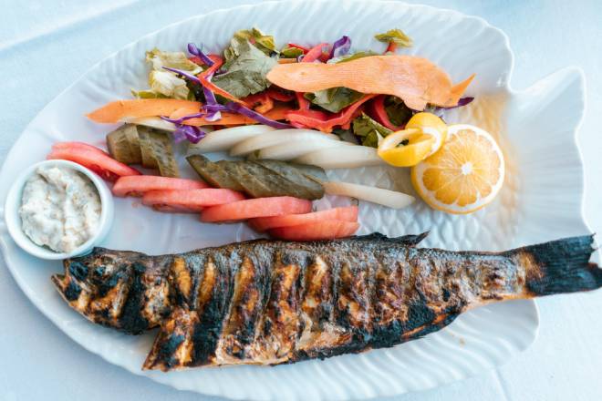 Poisson braise preparer a la maison avec la sauce de mayonnaise 