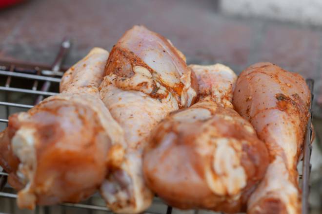 Cuisse de poulet braise avec citron et feuille de lauriet
